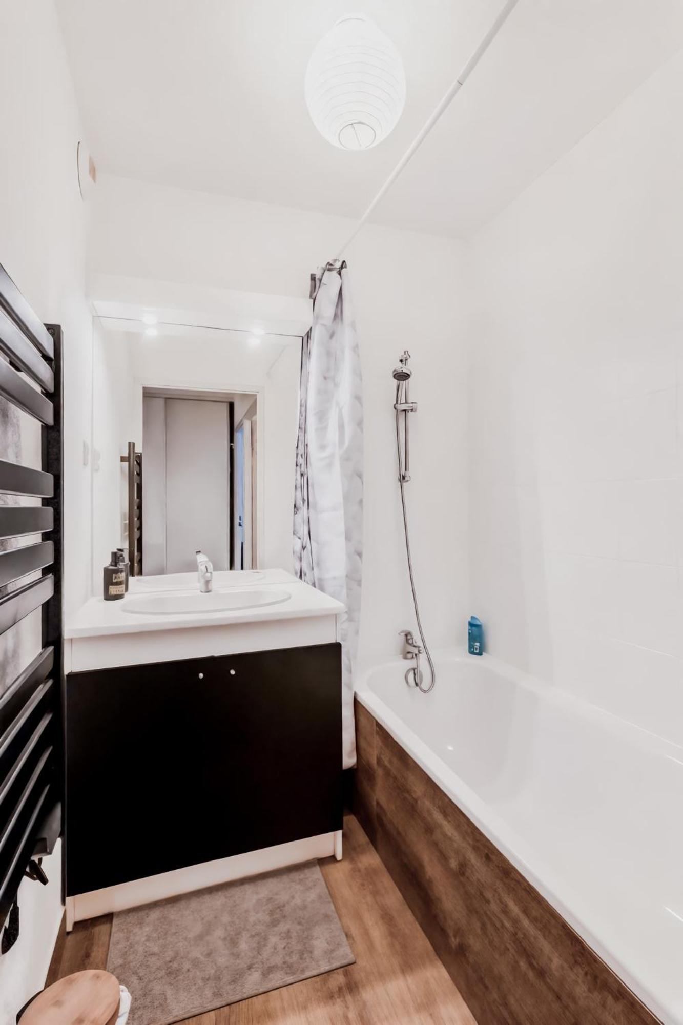 Superbe Appartement - Parking Gratuit - 4 Personnes Chambery Exterior photo